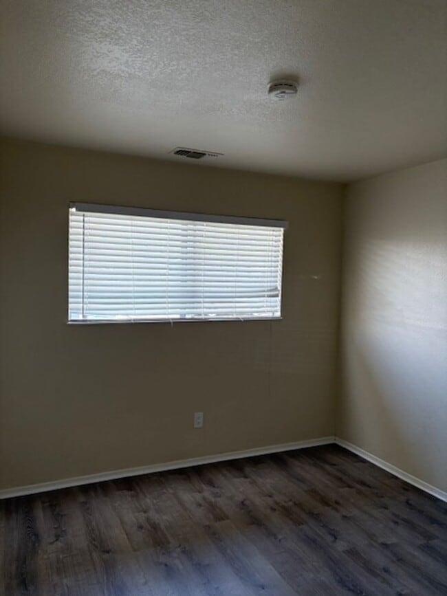 Building Photo - Single story, 3 bed 1.5 bath home.