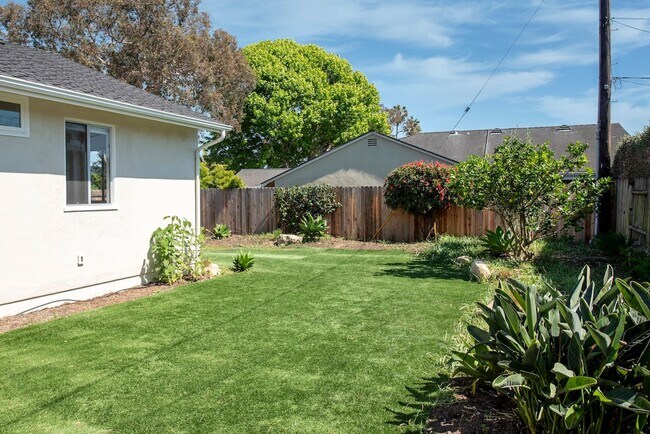 Building Photo - Remodeled Mesa Home Steps From Shoreline Park!
