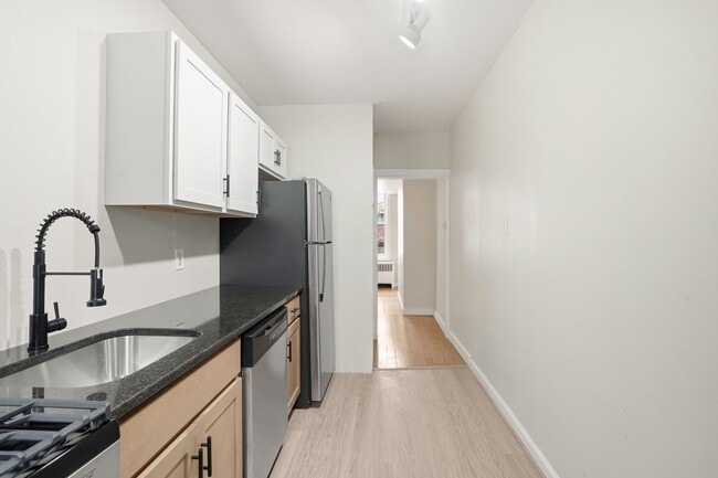 Building Photo - **Private Bloomfield 2BR Retreat – Walk to Liberty Ave, Steps from It All (15224)**