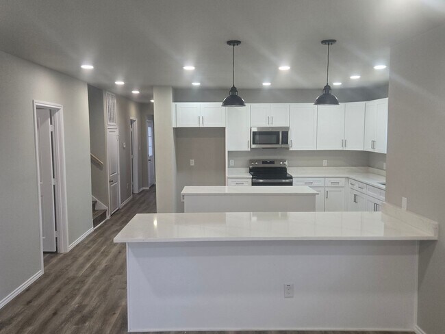 Building Photo - Newly remodeled 4 bedroom 3 full bath two story home located in the heart of Weatherford, TX