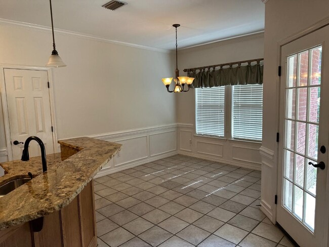 Building Photo - 1836 Augusta Dr W