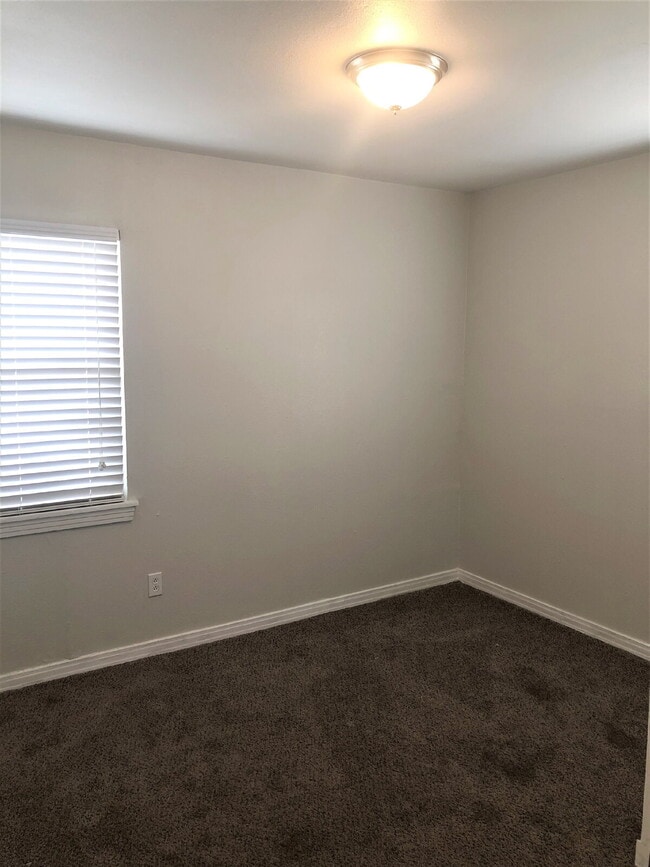 Building Photo - Cozy Two Bedroom Duplex