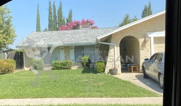 Building Photo - 3 Bedroom/ 2 Bathroom home