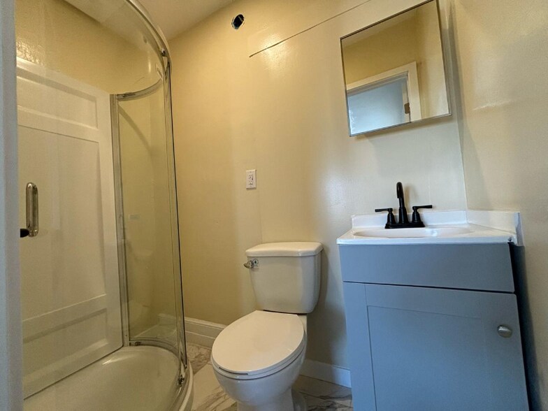 Building Photo - 526 W 49th St