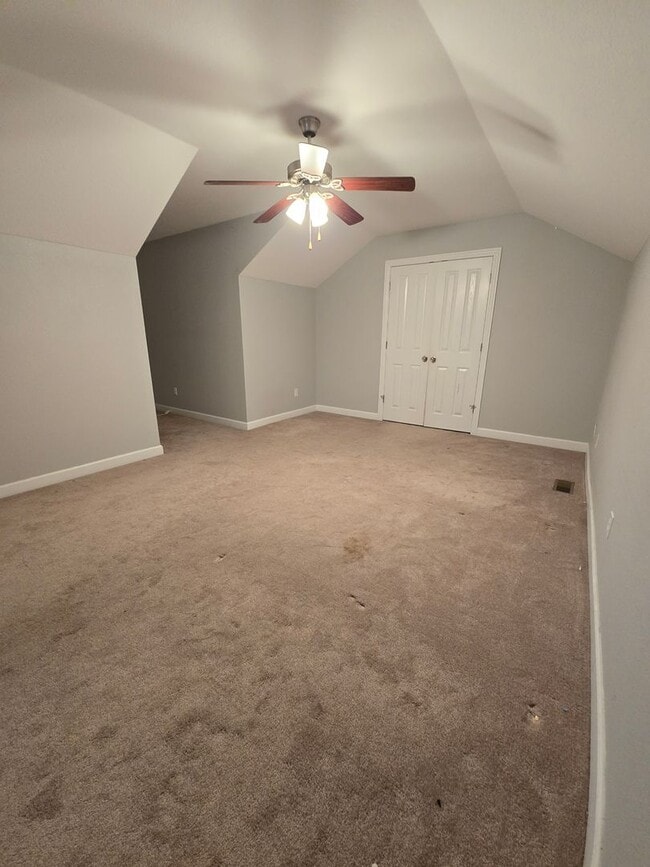 Building Photo - Updated 4 bed 2 bath Town House