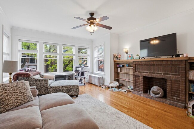 Building Photo - 1411 W Byron St