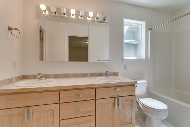 Building Photo - Shoreline Rambler Available NOW! 4 Bed 2 Bath w/spacious backyard!