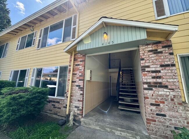 Building Photo - **$750 DEPOSIT & FREE FIRST MONTH'S RENT** Hudson Court - Spacious Main Floor Unit~ Great Natural...