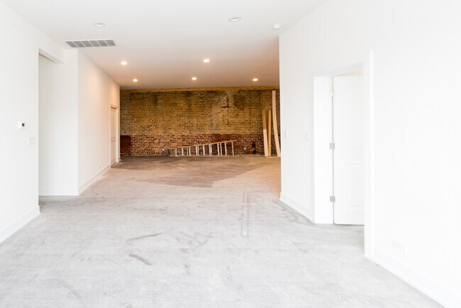 Building Photo - 4300 W Montrose Ave