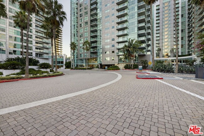Building Photo - 13650 Marina Pointe Dr