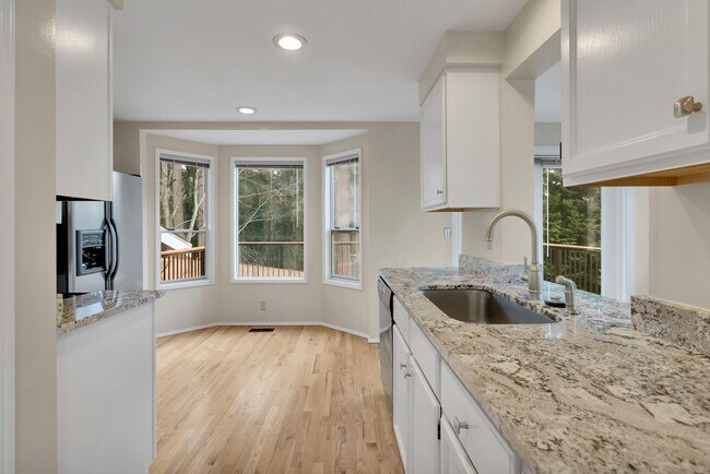 Building Photo - Spacious 3BR Home w/ Large Fenced Yard in Prime Woodinville Location