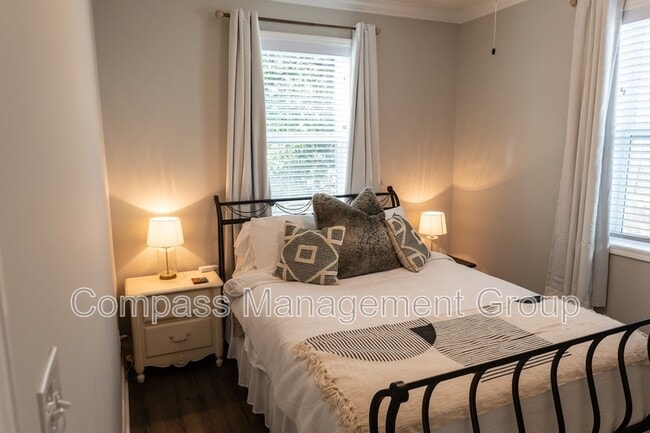 Building Photo - 933 E Churchwell Ave