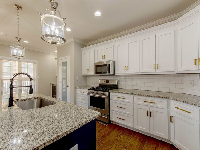 Building Photo - Move in ready Cotswold dream home.