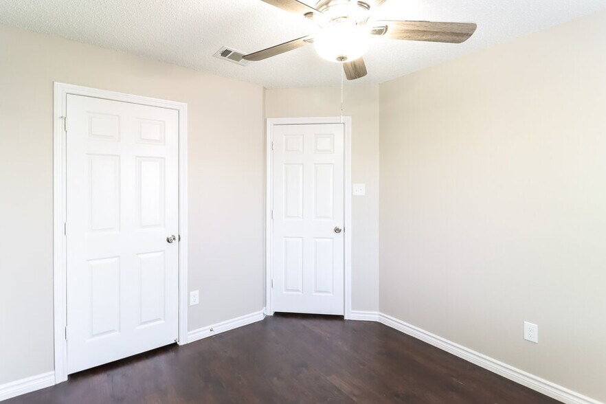 Building Photo - 4612 Greenwich Dr