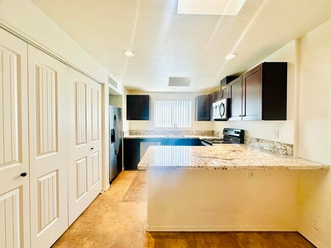 Building Photo - Holiday Move In Special! 1/2 Off December's Rent! Unique Townhome with Open Layout! All Appliance...