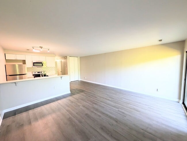 Building Photo - 3065 Huntleigh Dr