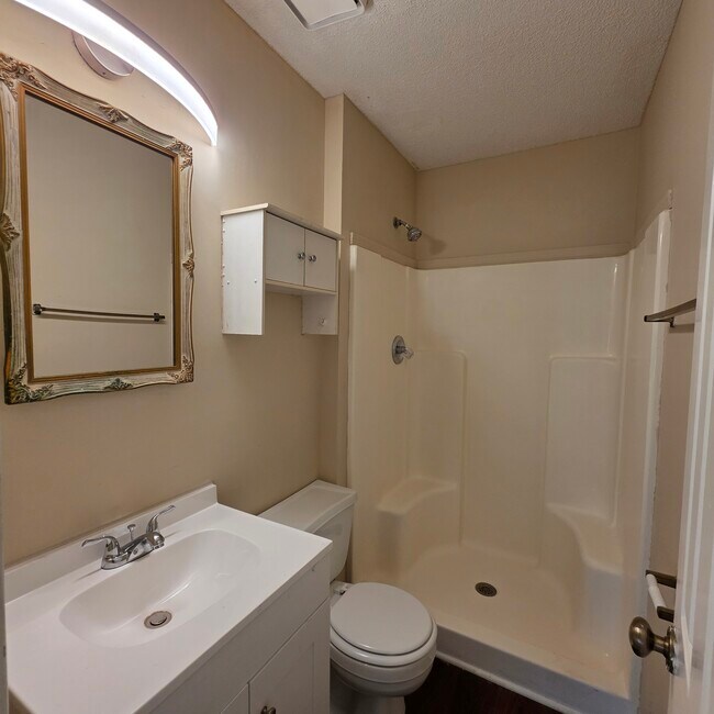 Building Photo - 1900 Buck Ln