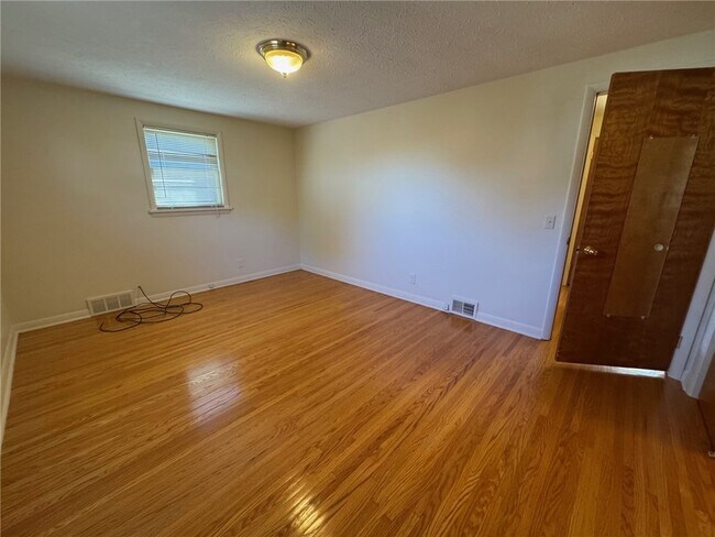 Building Photo - 16 Summit St