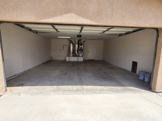 Building Photo - 3 bedroom 2 bathroom close to shops and public transportation