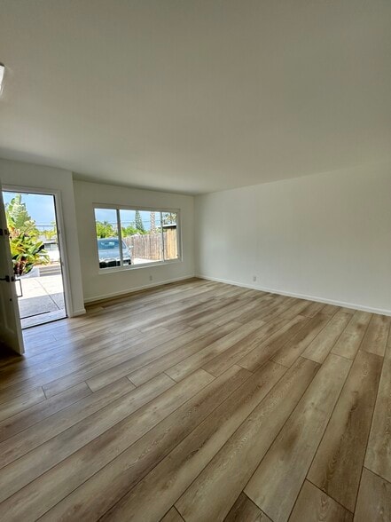 Living Room - 781 Saxony Rd