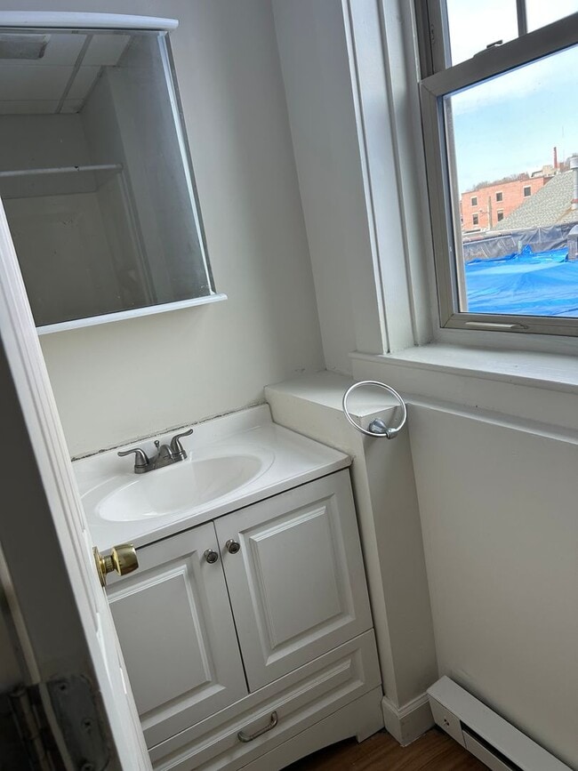 Building Photo - 445 Meadow St