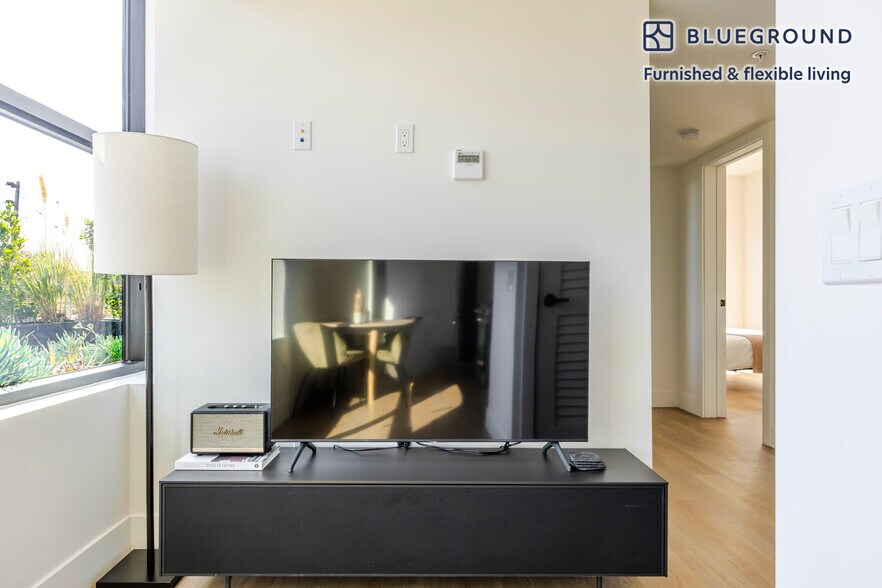 Building Photo - 611 N Virgil Ave