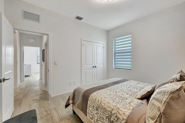Building Photo - 5795 SE Sky Blue Cir