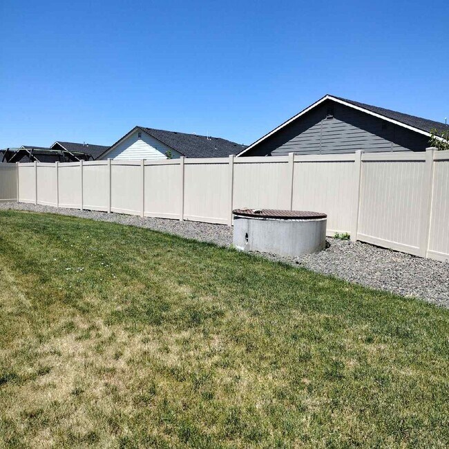 Building Photo - Great Nampa Home with Bonus Room!