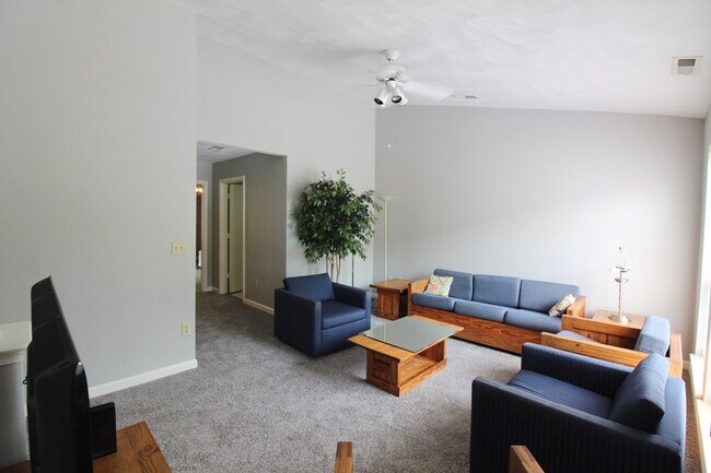 Building Photo - 1470 Devon Ln