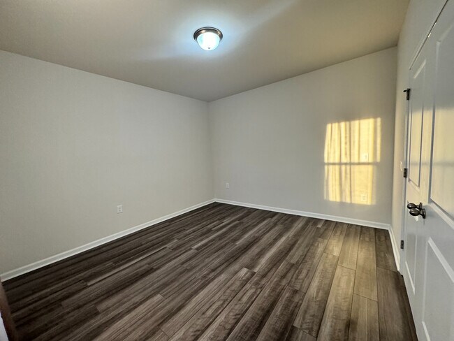 Building Photo - Room in House on Bedrock Rd