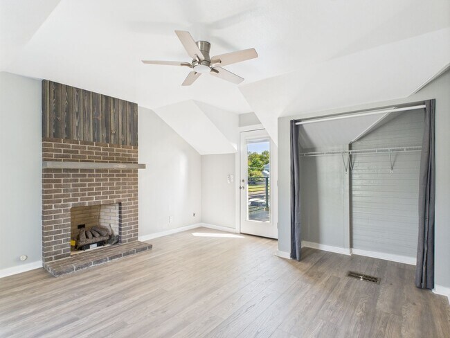 Building Photo - 112 W Hackberry St