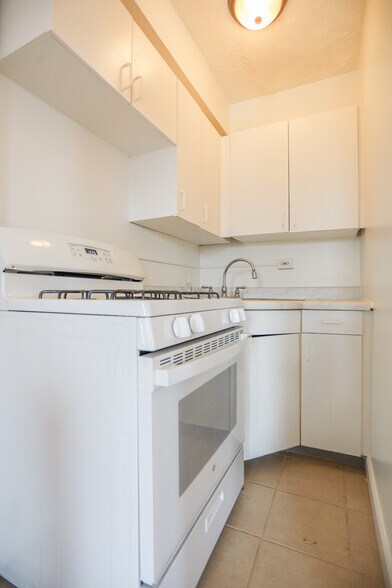 Building Photo - 911 W Lawrence Ave