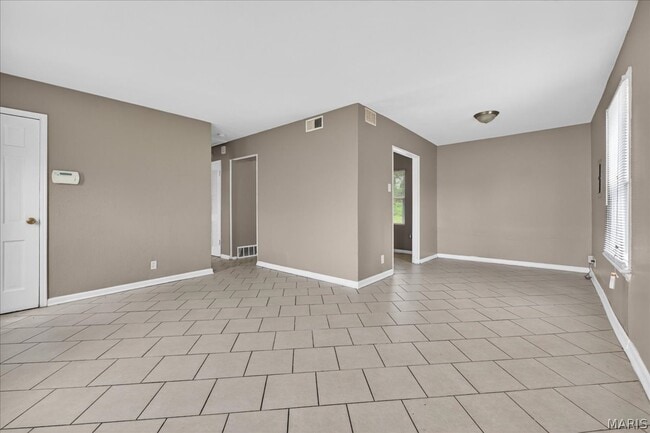 Building Photo - 6018 Evergreen Blvd