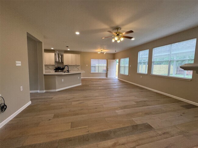 Building Photo - 16519 Village View Trail