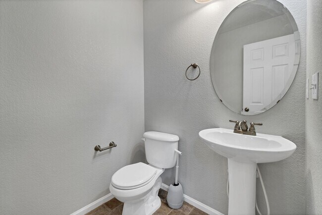 Building Photo - Beautiful 2 Story Home!