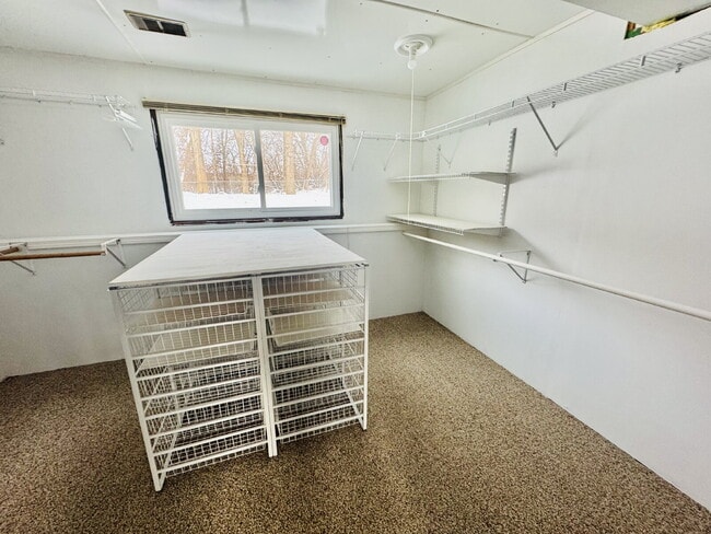 Building Photo - Nice Single family home 4-Bedroom Retreat with 2 Baths in Eagan – Your Perfect Home Awaits