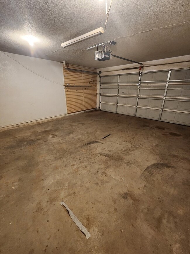 Building Photo - 3 bed 2 bath 2 car garage, move in ready!