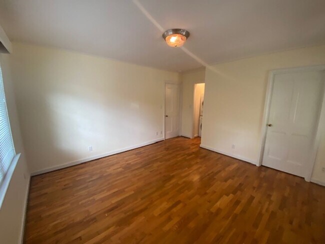 Building Photo - 204 5th St