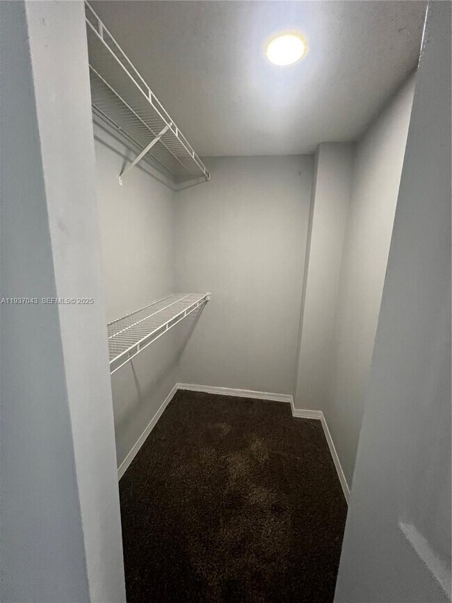 Building Photo - 2033 SE 10th Ave