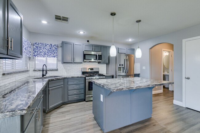 Building Photo - BEAUTIFUL POOL HOME W/RV