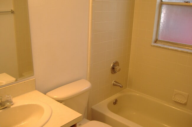 Building Photo - CUTE AFFORDABLE 2/2 DUPLEX off Michigan!