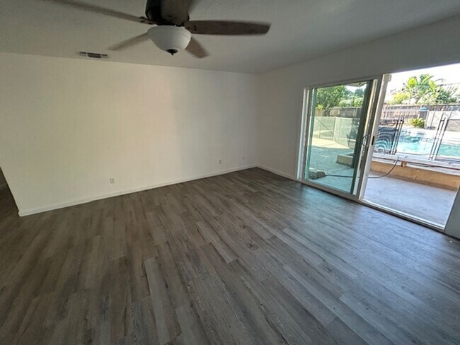 Building Photo - 3 bedroom 2 bathroom with pool!