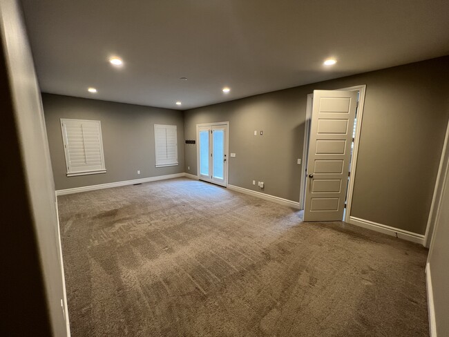 Building Photo - 5974 Robinson Ln