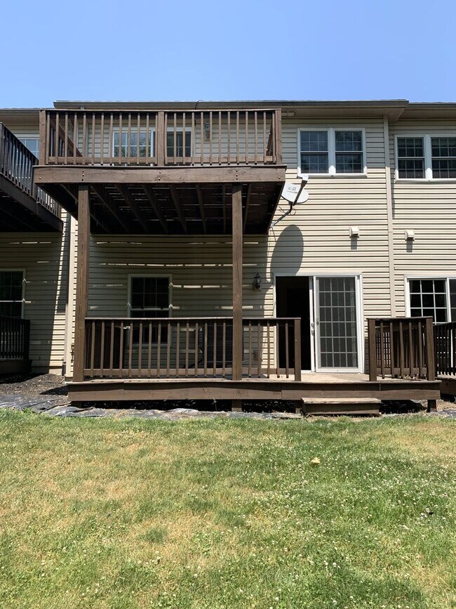 Building Photo - BEAUTIFUL 3 BED/2.5 BATH TOWNHOUSE!!