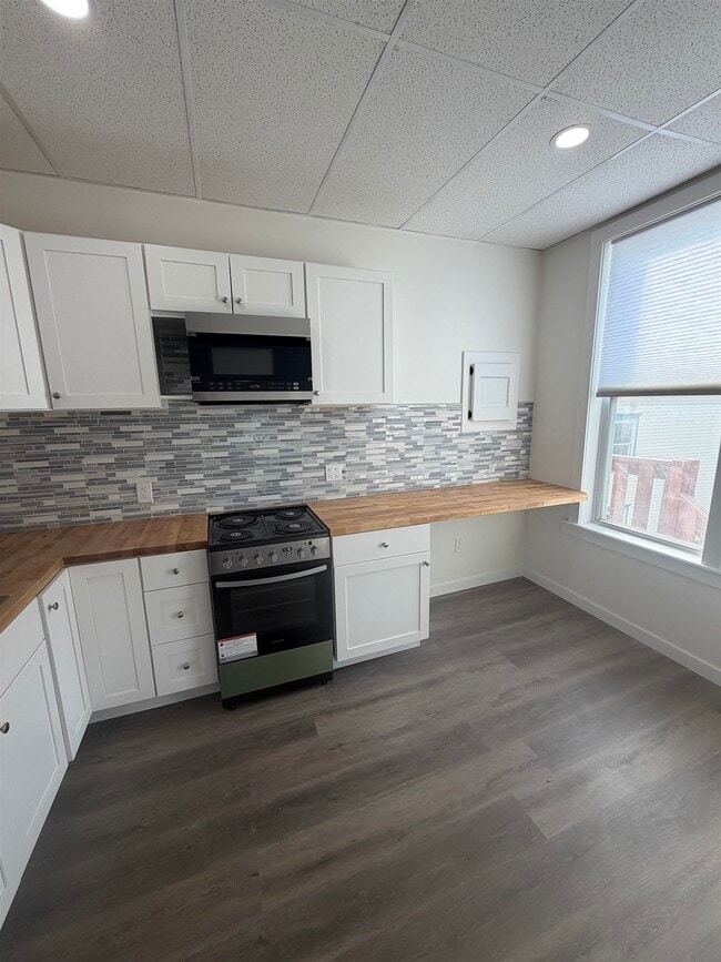 Building Photo - 158 Main St