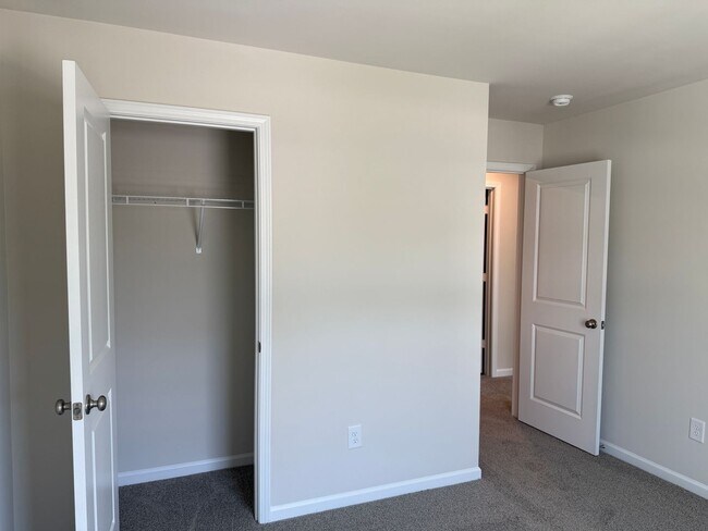 Building Photo - Lexington Townhouse - Call Lexington office for information 803-359-0793