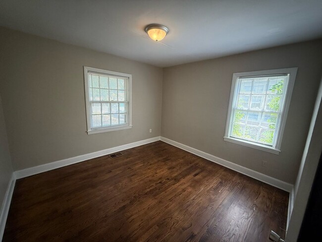 Building Photo - Great family-friendly home with 3 beds and...