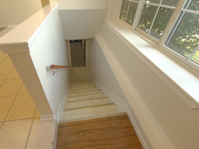 Building Photo - Move-In Ready Ranch Condo with Basement & Prime Location