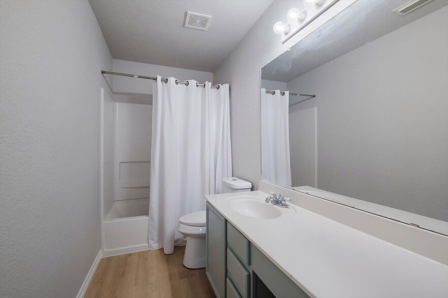 Building Photo - 834 Quitman Oak