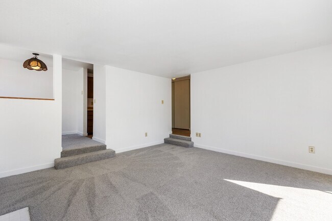 Building Photo - Spacious 1 Bedroom Apartment w/ Parking in...